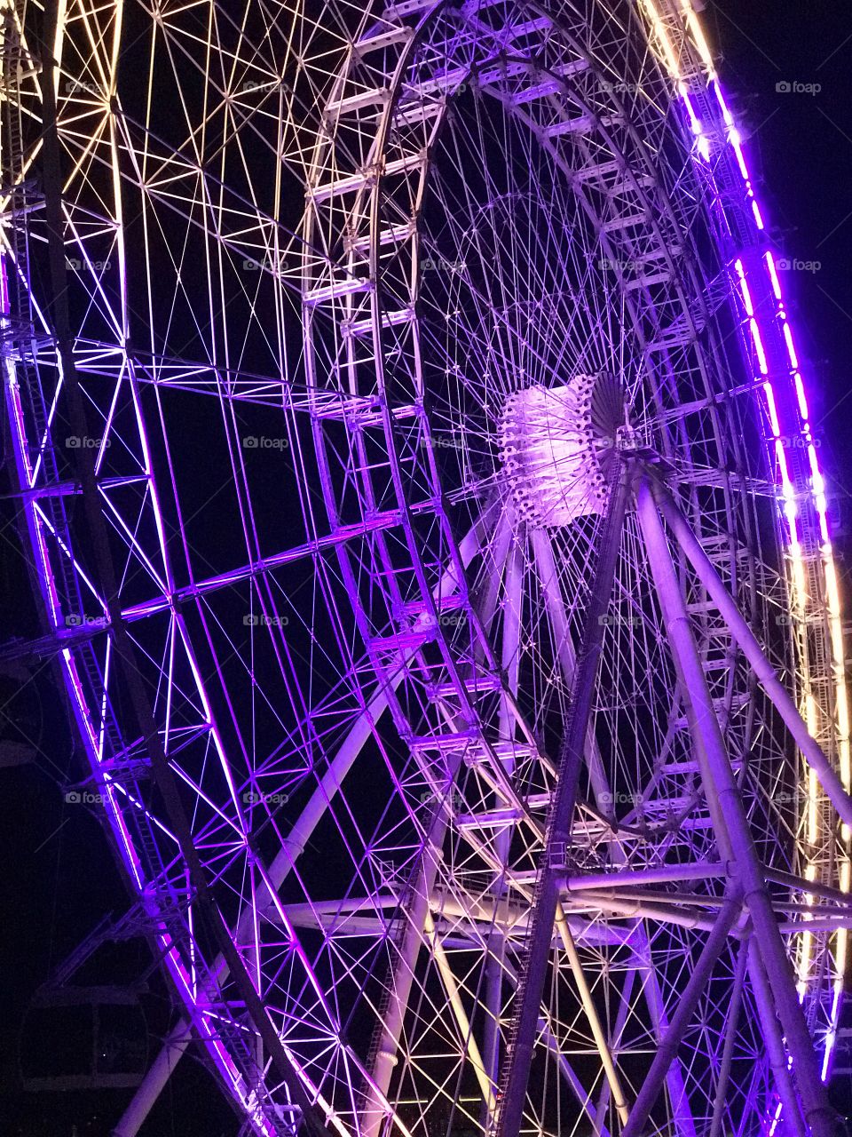 .odnalrO ni detacol tneduts FCU nA  .asleS yb kcilC Follow me @Selsa.Notes, @Selsa.Clicks, or @Selsa.Quotes.  The Orlando Eye.  Bought by CocaCola, July 28, 2016.  Was a business investment to be able to observe the city from the ferris wheel that stands 400 feet high.  It spins at a very slow rate and cost $25 to ride. Total of 75 photos in this album of the Coca Cola eye.  The colors displayed on the daily basis is red & white representing classic coke.  Green every once in a while for the sugar cane coke.  Then the rainbow colors sadly represent the Pulse shooting victims and the solid blue is for the law enforcement officers killed in the line of duty.  Officer Baxter and Sgt. Howard.  Rest in Heavenly Peace. 