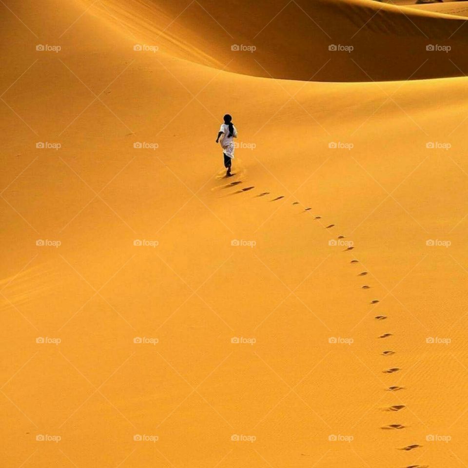 alone in the Sahara desert small in the world