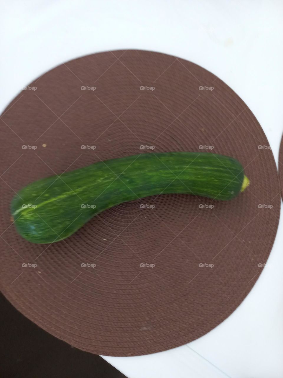 Comer abobrinha com casca. Consumir, abobrinha com a casca, garante uma maior ingestão de fibras, o que facilita o funcionamento do intestino, combatendo desconfortos como a prisão de ventre.