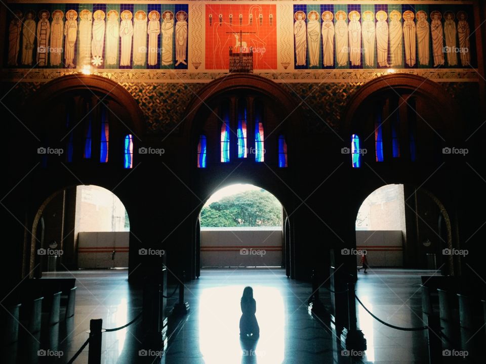 The 2019 photo is significant: a request for peace to our planet Earth, kneeling at the Catholic Shrine of Aparecida (Brazil). A foto de 2019 é significativa: um pedido de paz ao nosso planeta Terra, de joelhos no Santuário de Aparecida (Brasil).