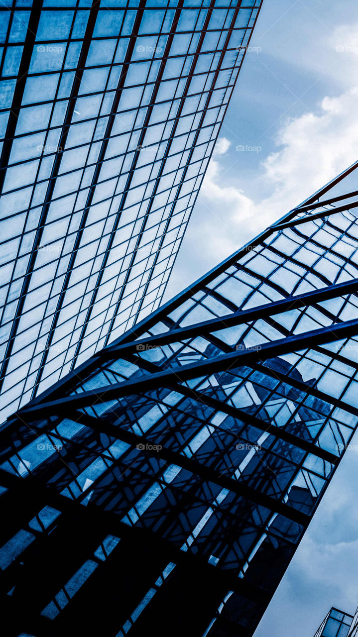 Lost the sun under the skyscraper