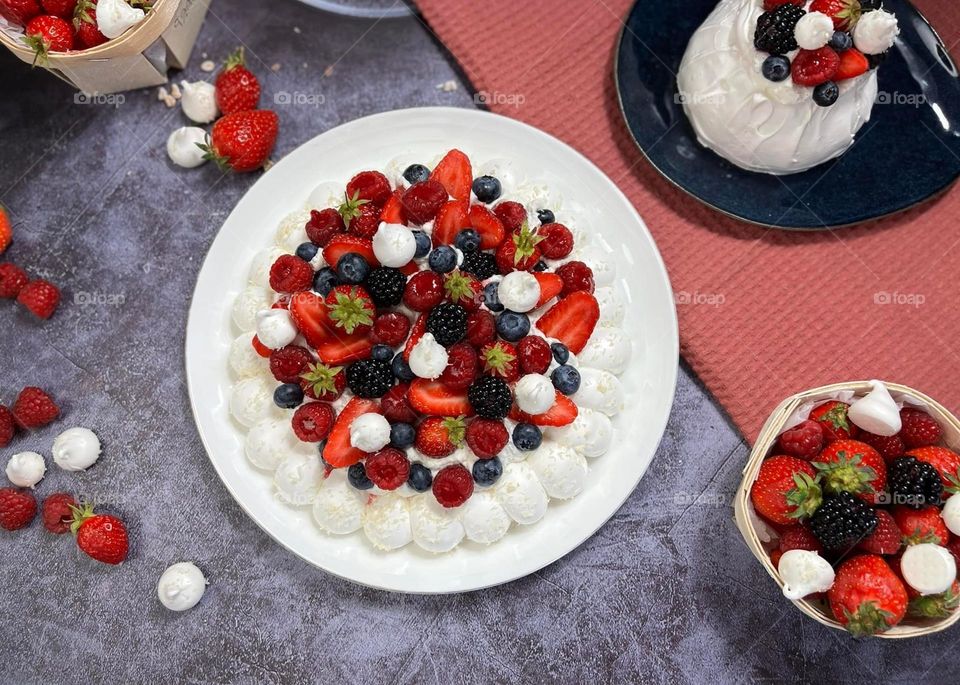 Pavlova red fruits