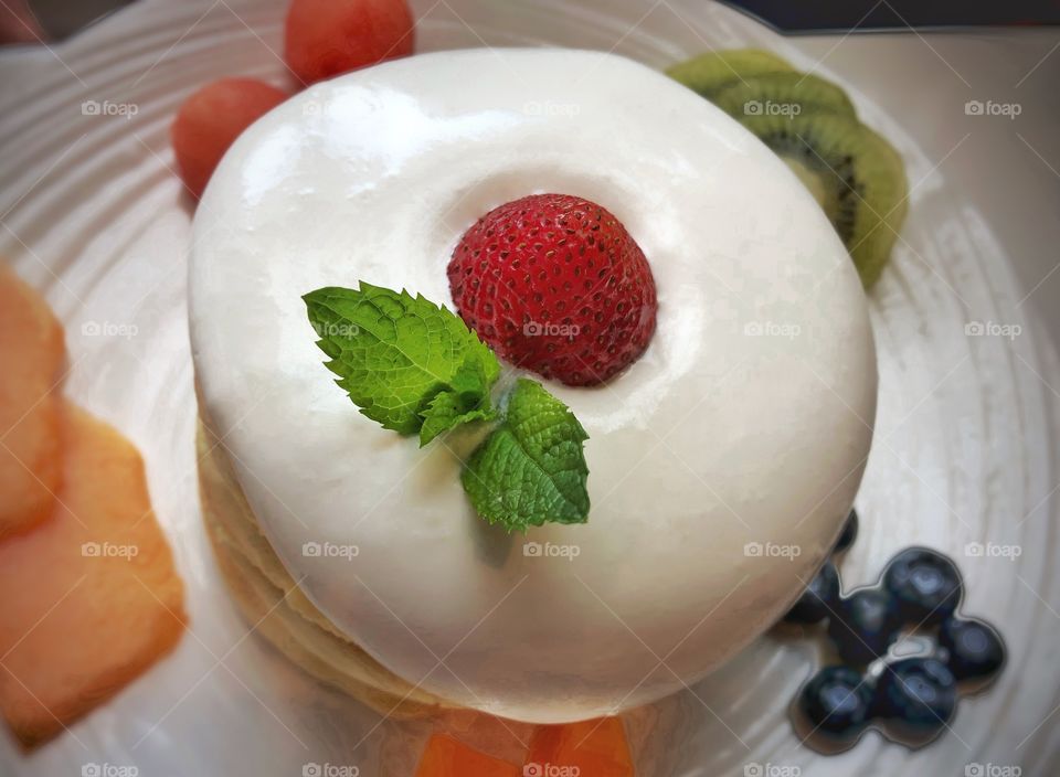 Soufflé Pastry With Fruit And Cream