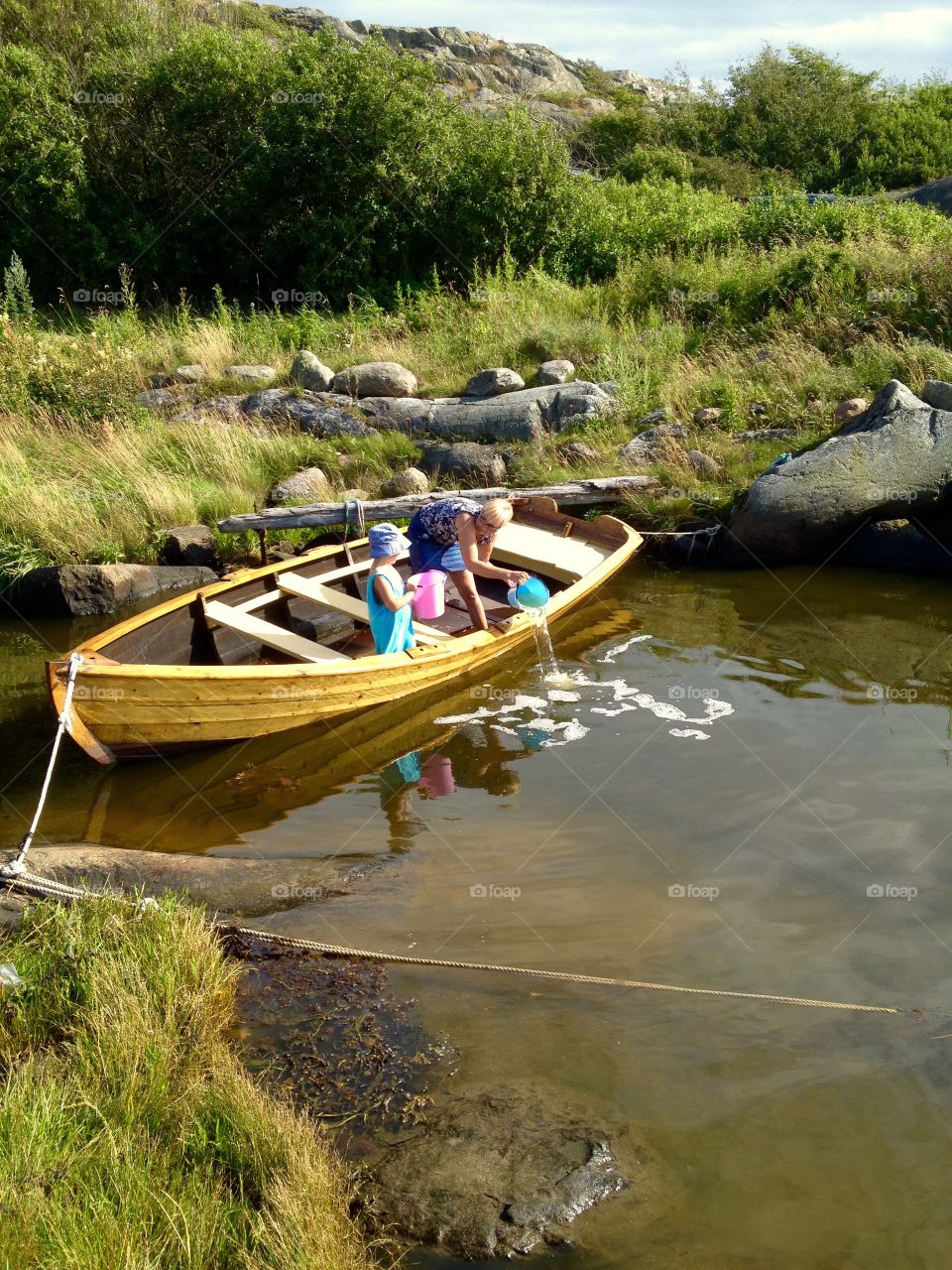 Ösa båten är kul. Ösa båten är kul