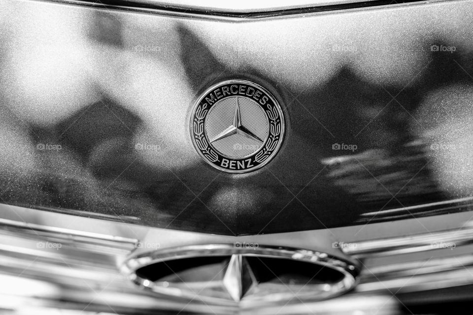 Mercedes benz hood sign logo