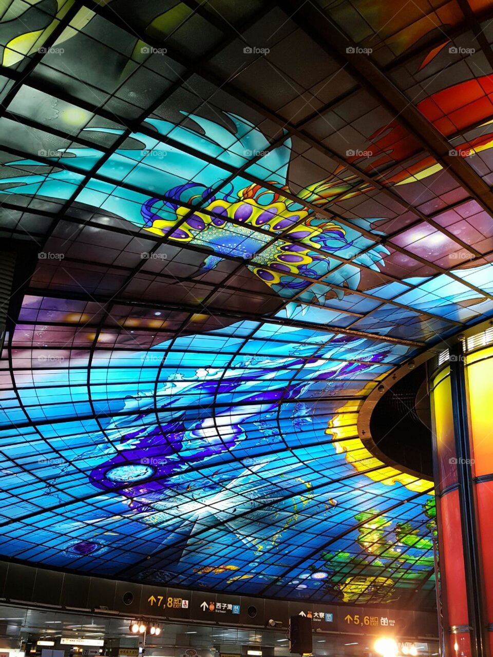 In Formosa Boulevard Station, the intersection point of the red and orange lines of the Kaohsiung MRT, is the world's largest one-piece molding created by the world-renowned artist Narcissus Quagliat"The Dome of Light"
mrt station. colorful