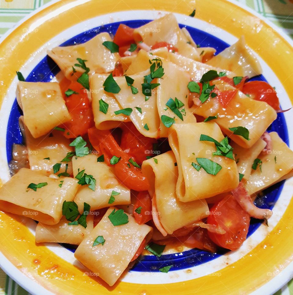 pasta, squids, tomatoes and parsley