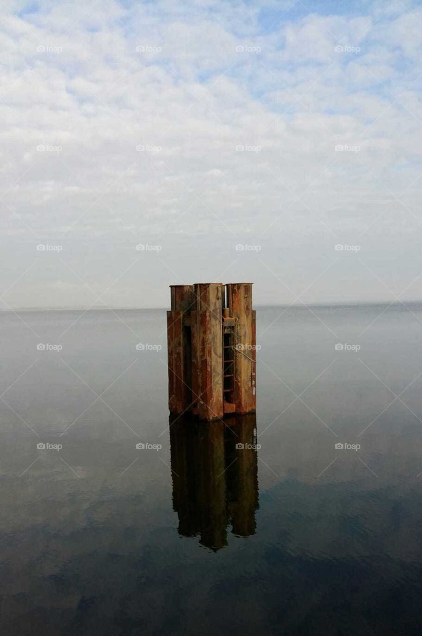 Eisenpfosten im Wasser