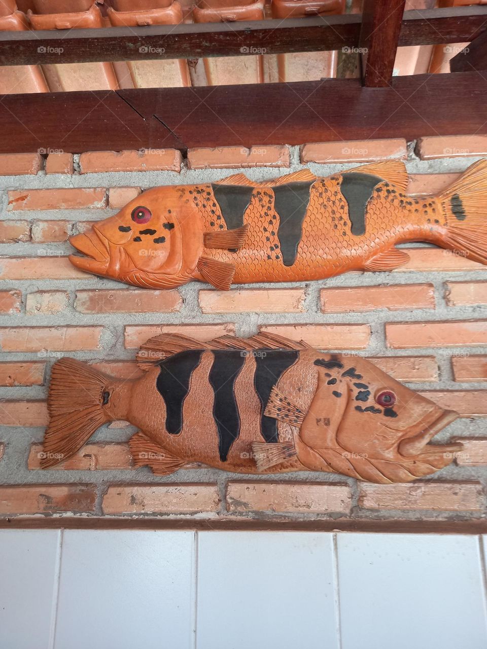 Peixes em madeira.