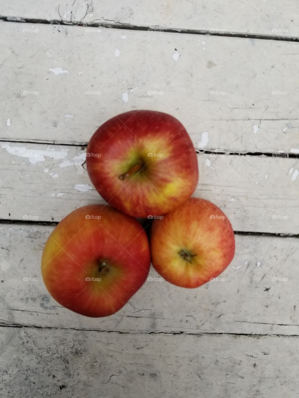 3 red apples