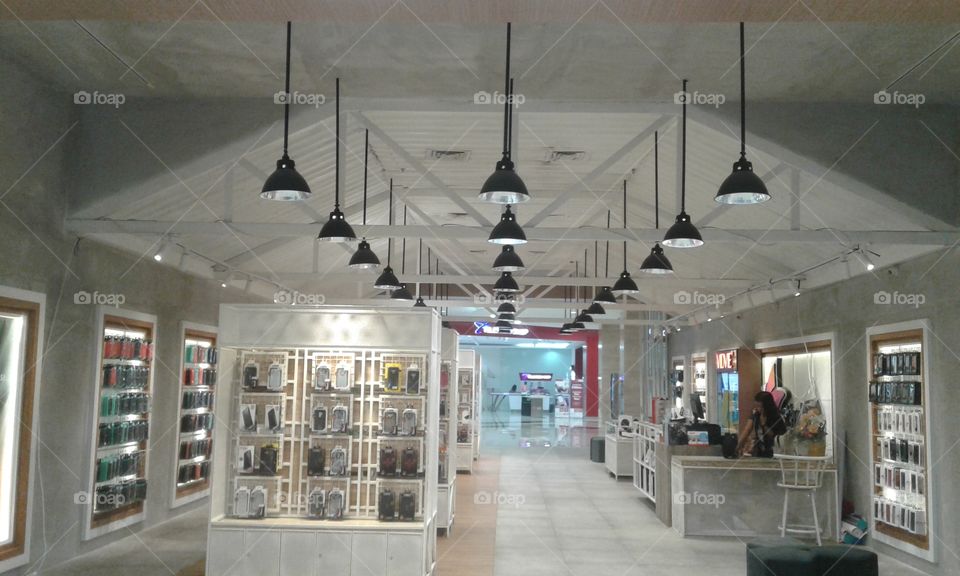 lampu yang ada di dalam hartono mall merupakan bagian dari desain interior bangunan  ini sehingga tampak terlihat cantik