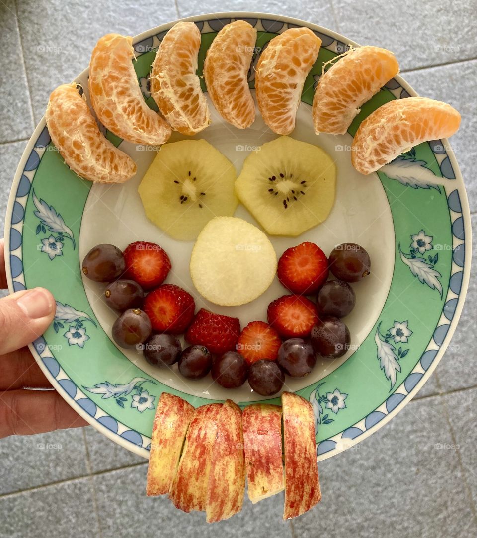 Hora divertida da sobremesa: frutas com sorriso e barbicha: mexerica, kiwi, pera, morango, uva e maçã!