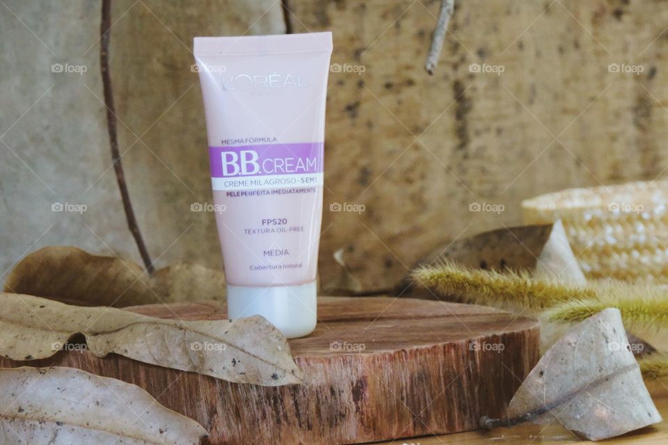 Contrast of softness and hydration against the dry and straw tones of nature.