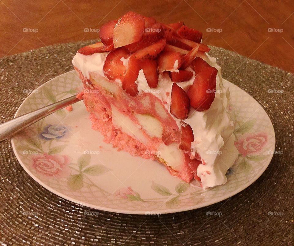 Cake with red berries 