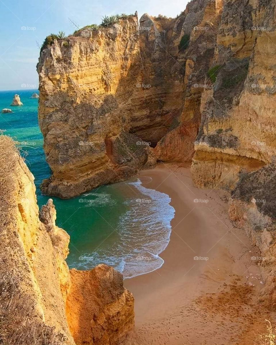A very beautiful coastal picture on the beach, and the sweetness of the calm water in it is more than wonderful