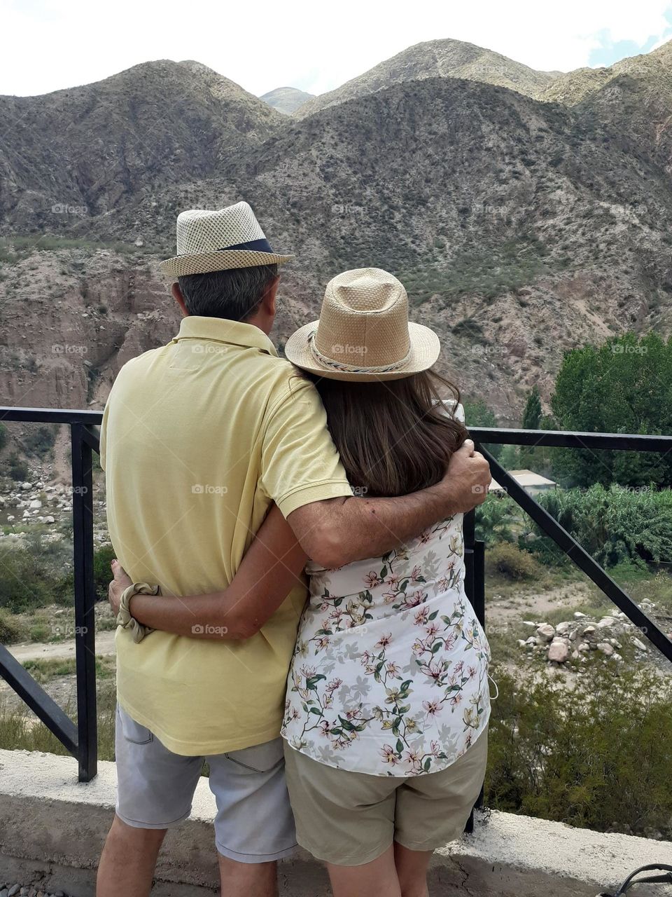 la pareja admirando el paisaje de montaña