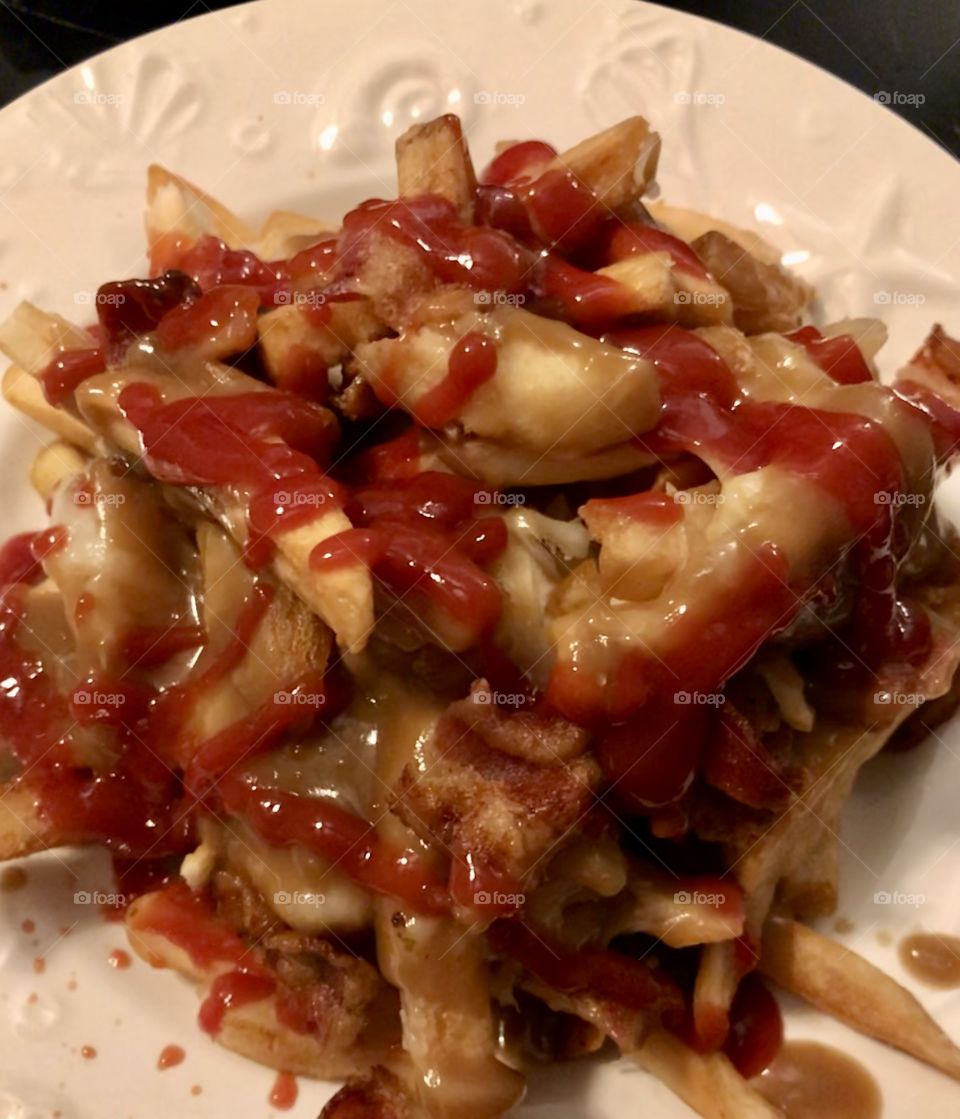 Mozzarella and bacon poutine