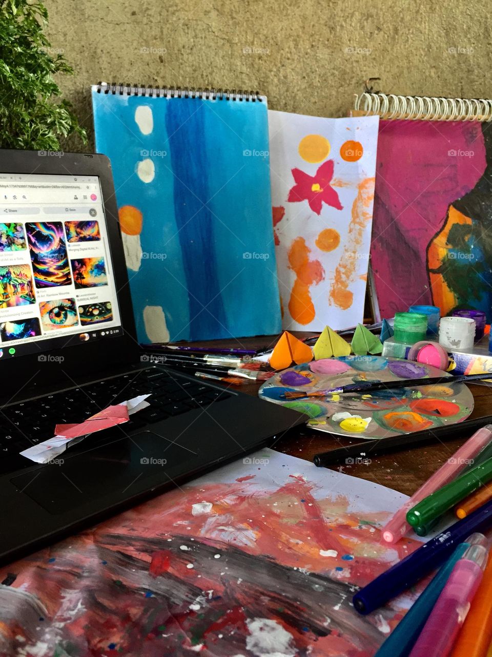 A desk where full of new learnings for arts and paintings 