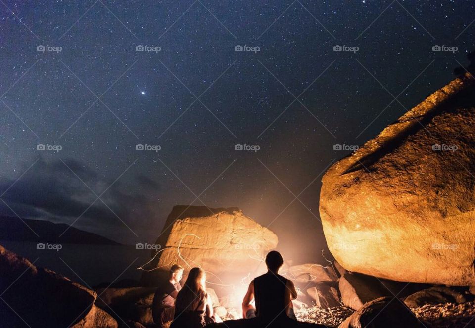 Lual with friends about the stars.