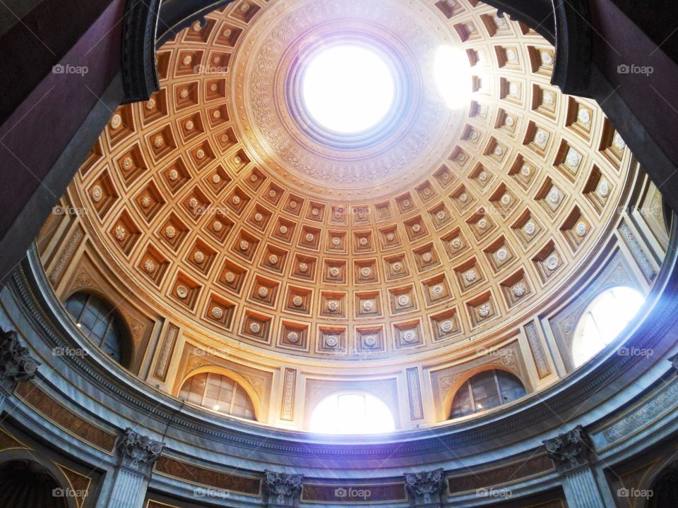 🏛 A Myth tells that Oculus of the Roman Pantheon, sacred place to all gods, was built so that rain could not get in. This is not 100% true, when it rains, it also rains in the Pantheon (a little less for the convection flow of air, a little less but it rains); the floor is slightly convex so the water flows away thanks to an effective drainage system! ⛆🏛 ⛆
