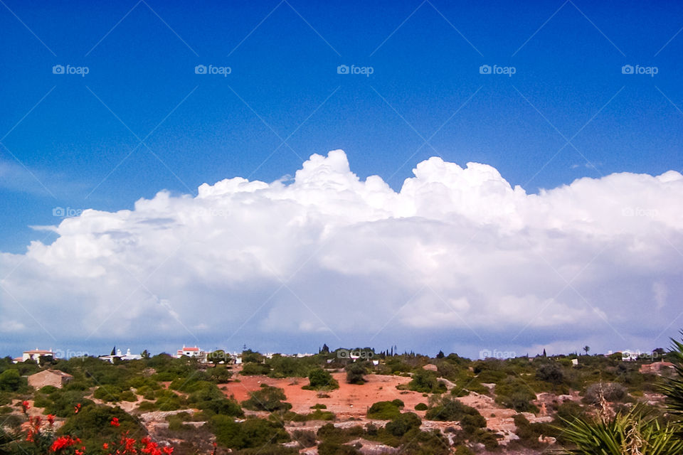 Portugiesische Landschaft mit großer Wolke