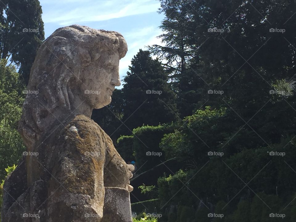 Sguardo sui visitatori di una statua nel giardino di villa d'este Tivoli 