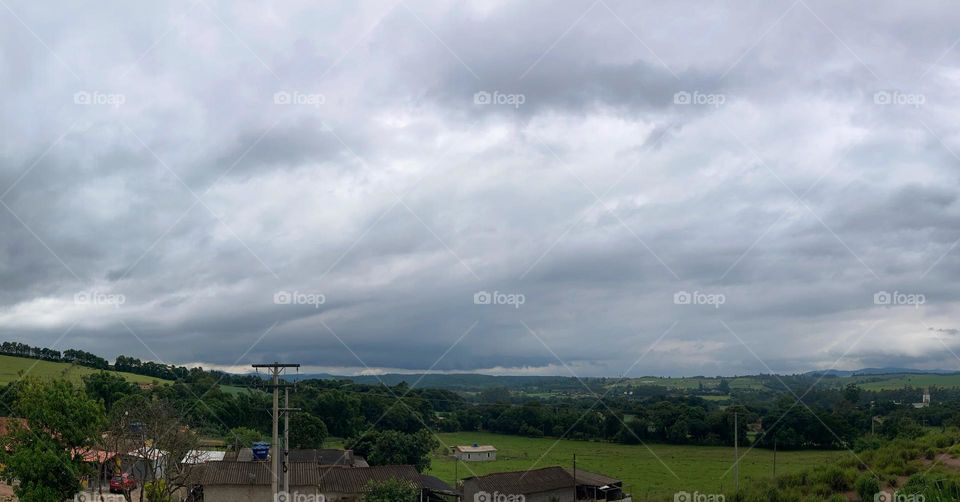 Foto panorâmica de Jarinu, a partir da Rodovia Dom Pedro: tudo cinza, mas ainda com horizonte bonito.
A natureza e seus caprichos…
📸
#FOTOGRAFIAéNOSSOhobby
#paisagem #nature #inspiration #fotografia #nuvens