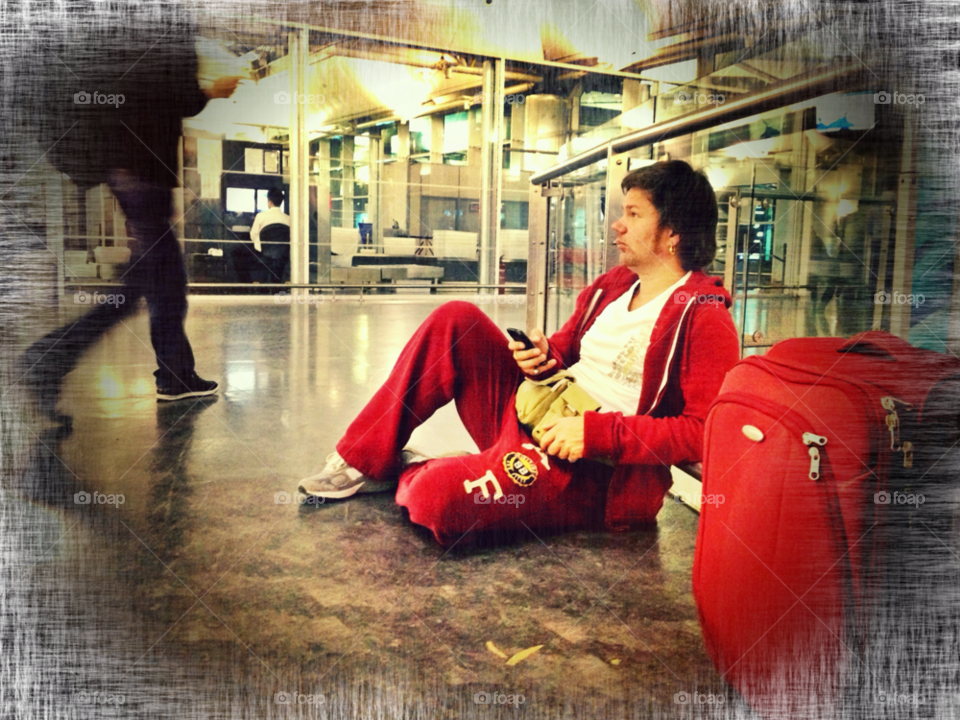 red travel color waiting by omchik