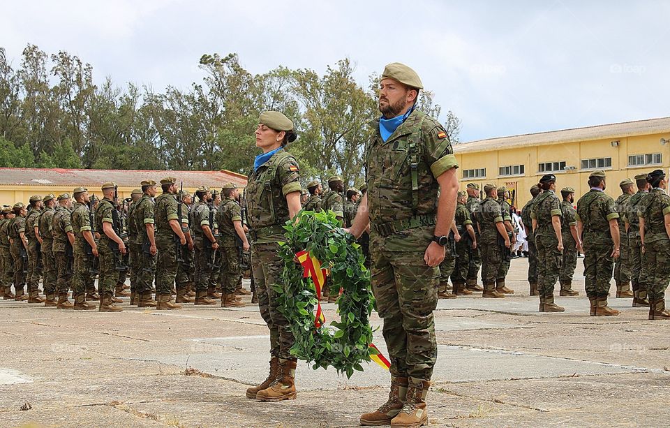 Soldados portando la coronal de laurel en el homenaje a los caídos en el acuartelamiento de García Aldave.2019. Despedida General.