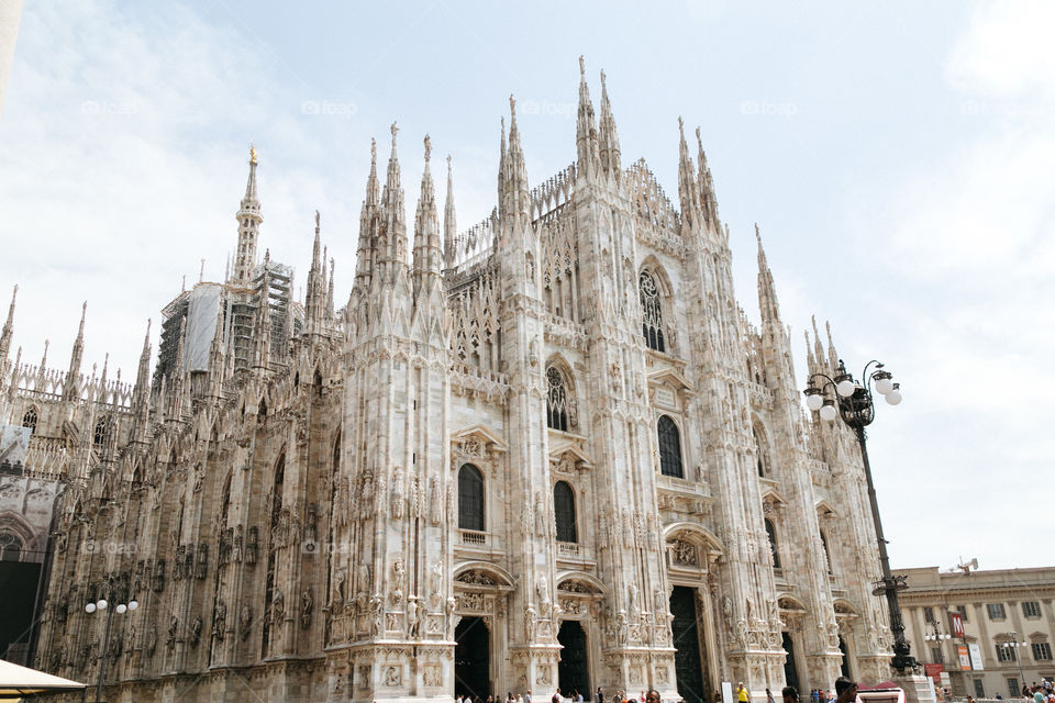 Duomo di Milano é muito linda, esteticamente por fora, em Milão é um lugar para conhecer!