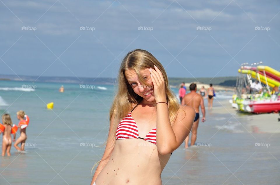 Girl and the sea 