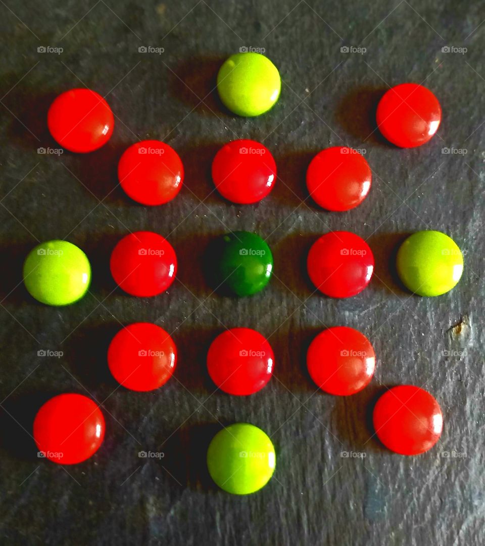 Mosaicos de gressite colores complementarios sobre pizarra