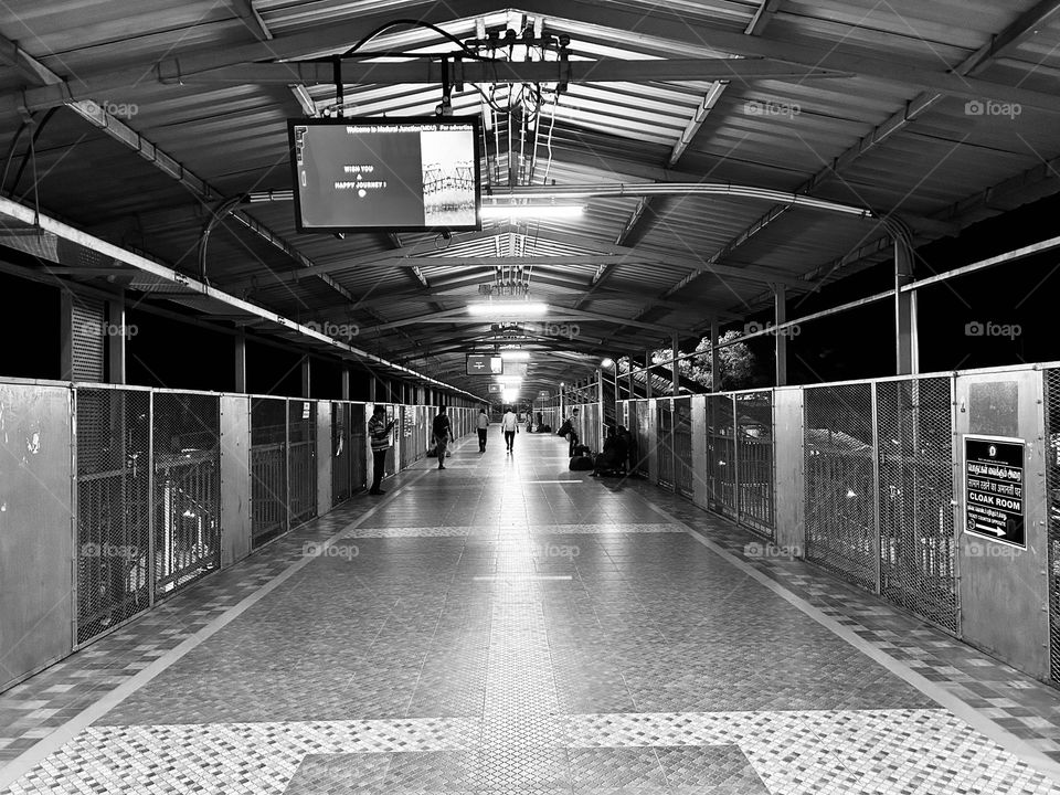 Monochromatic style - Leading line - Pathway 