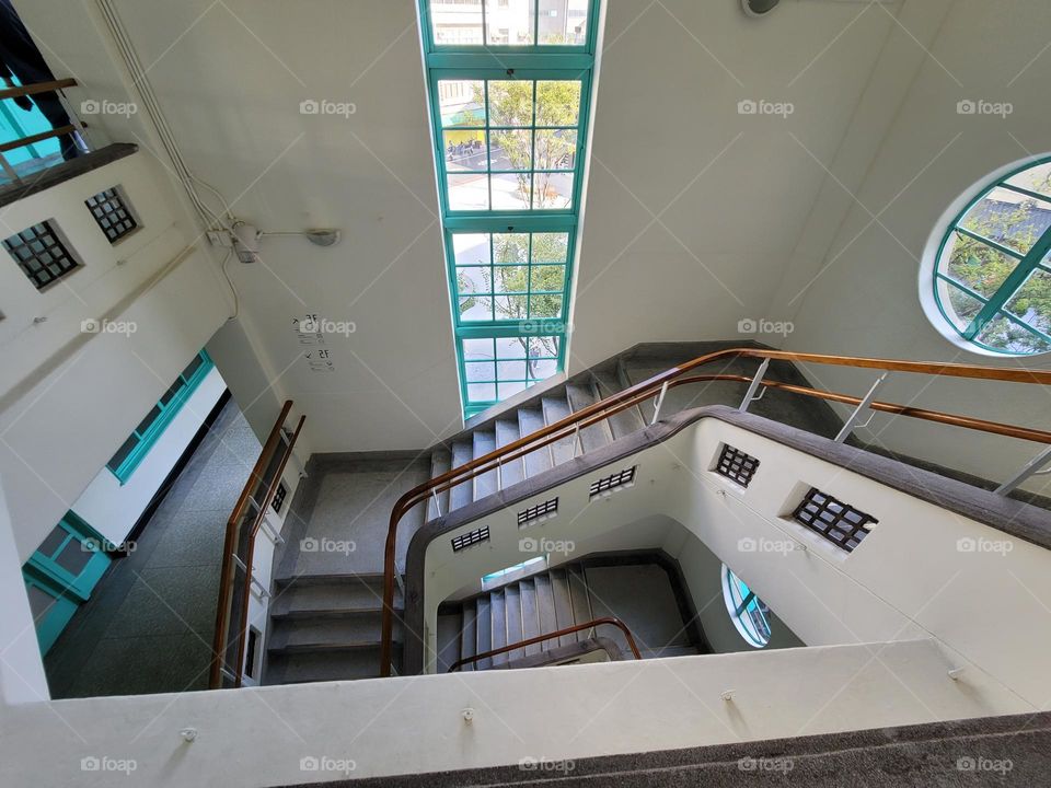 Chiayi Art Museum.It used to be the Tobacco and Alcohol Sales Bureau.Built in 1936 (Showa 11).Three-storey building in an eclectic style
Renovation of monuments
white spiral staircase.Interior design.square grid windows.