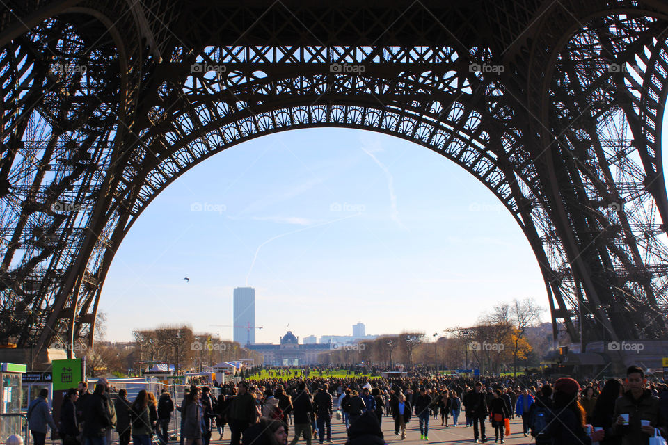 People under the eiffel tower