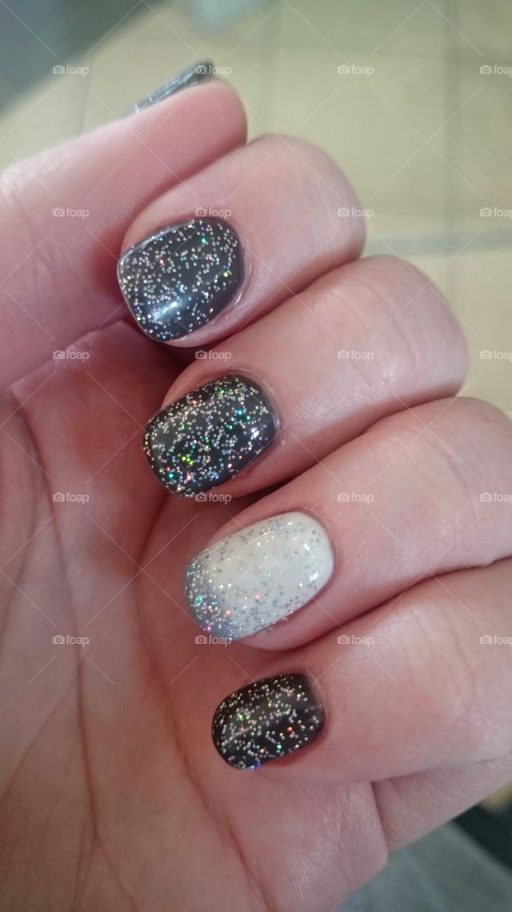Colour changing polish that goes from white to grey