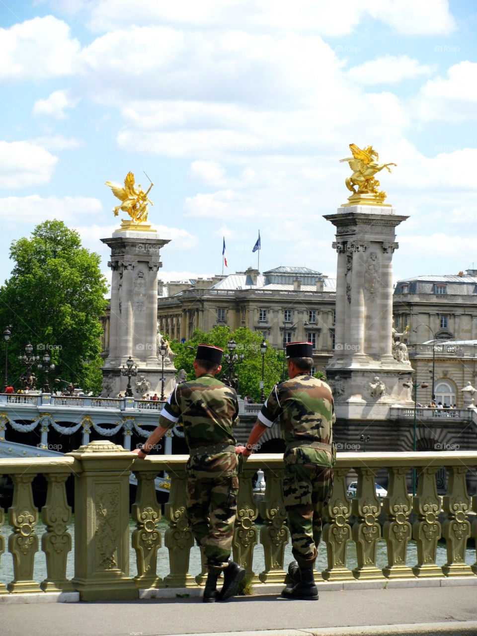 Soldiers in Paris before the bikers of Tour de France arrive