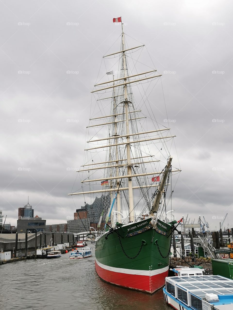 Segelschiff vor Hamburger Philharmonie