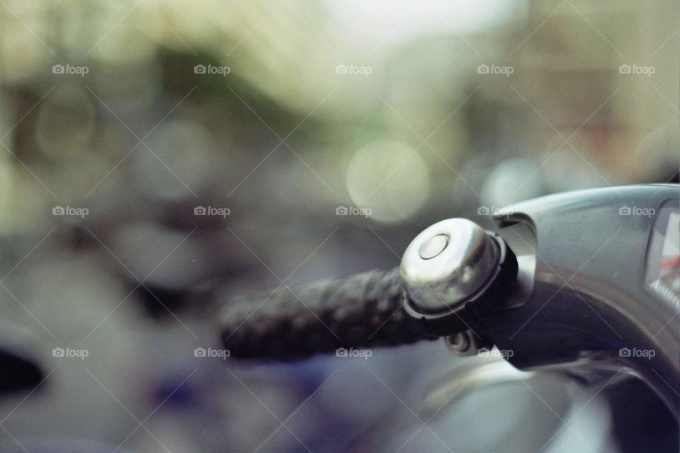 Bicicletas, transporte del futuro. La imagen captura detalle de la misma, en su manillar, aparece el timbre, brillante y reluciente, aislado del mundo y listo para sonar y que el  conductor no sufra percances. 