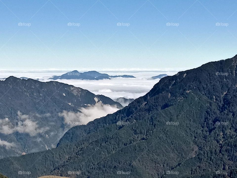 Beautiful mountain scenery with sea of clouds
