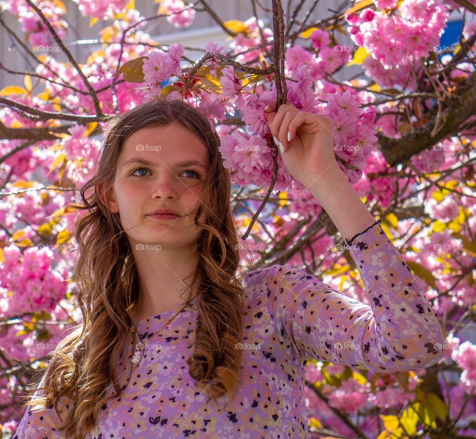 Beautiful young woman into the Apple tree flowers a may day .
The colors and the lights, are adorable . β€οΈπ§‘ππππ