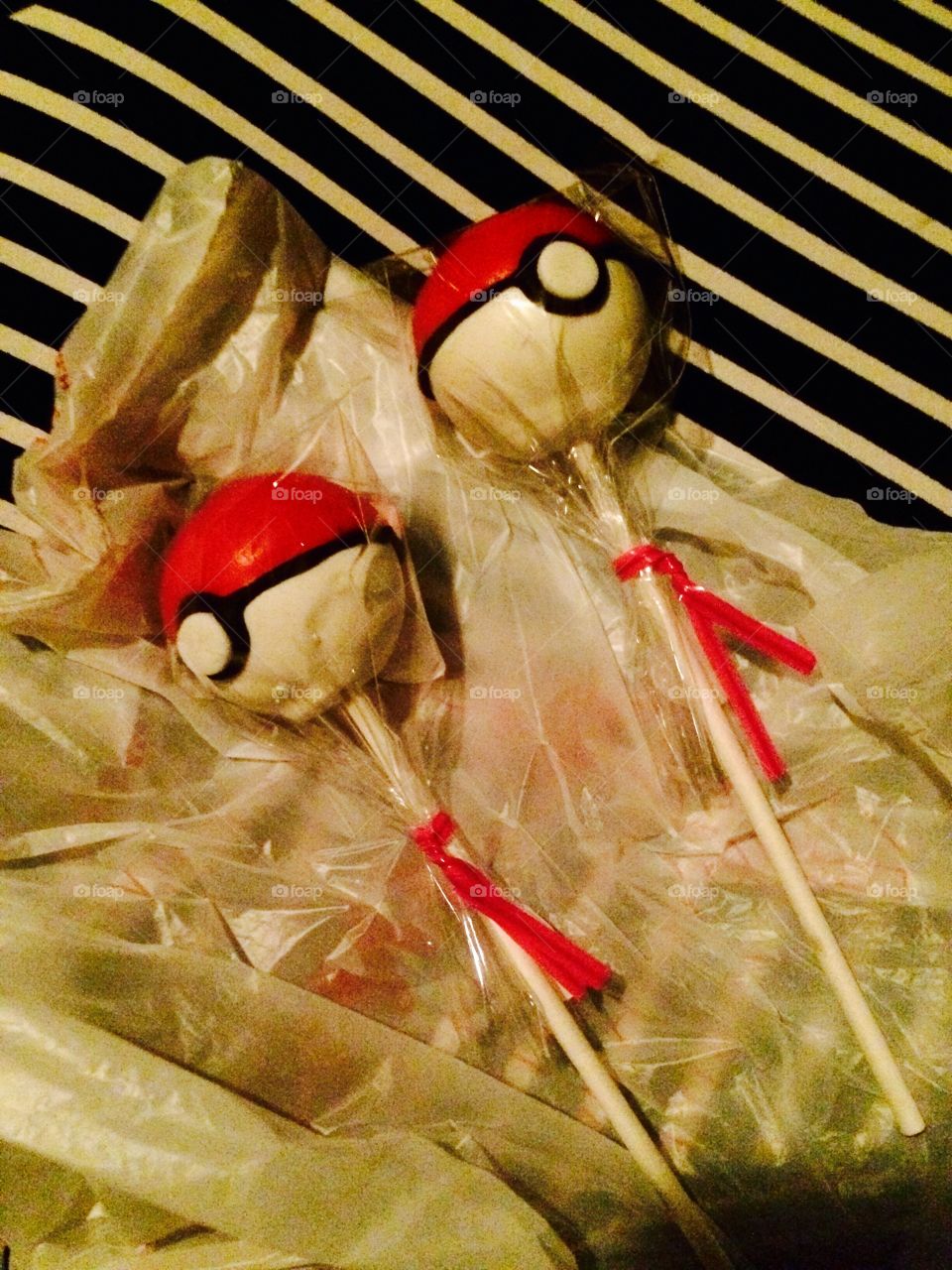 Poke ball cake pops