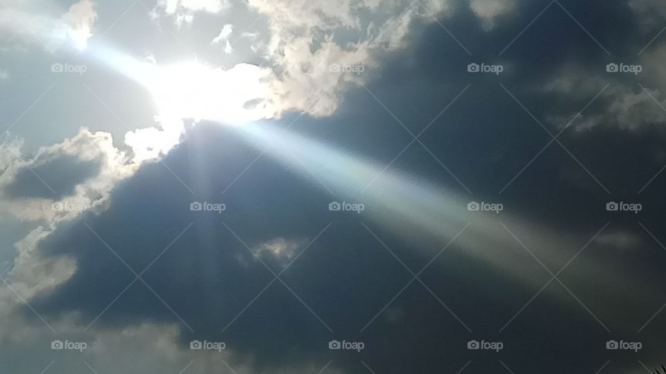 This sun is on the hide sky and flow sunlight