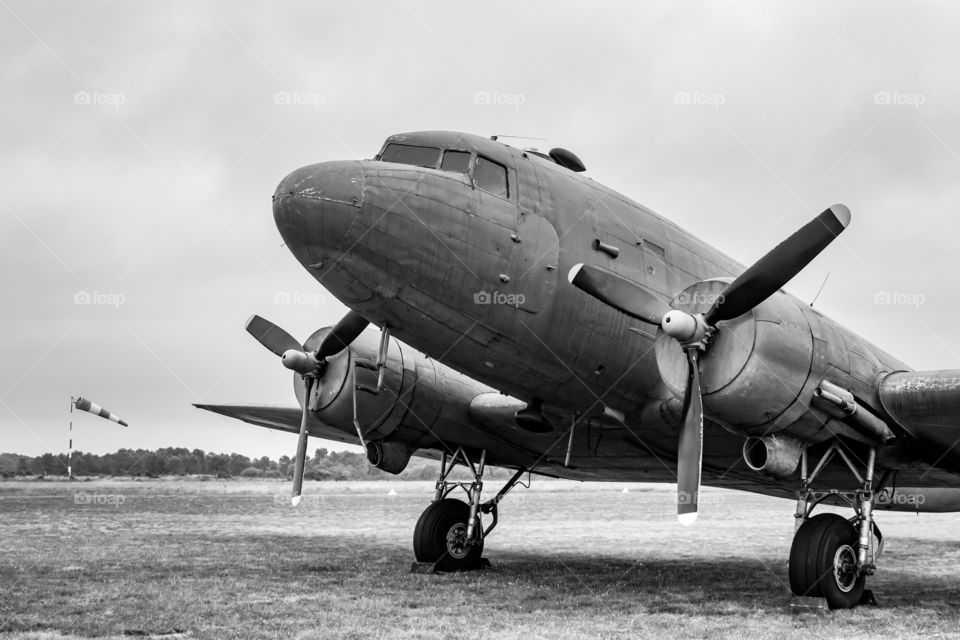 Douglas C-47 Skytrain, plane of WW2, Dakota Royal Air Force, DC-3 United States Army Air Force, R-40 US Navy, L4, landing in Normandy
