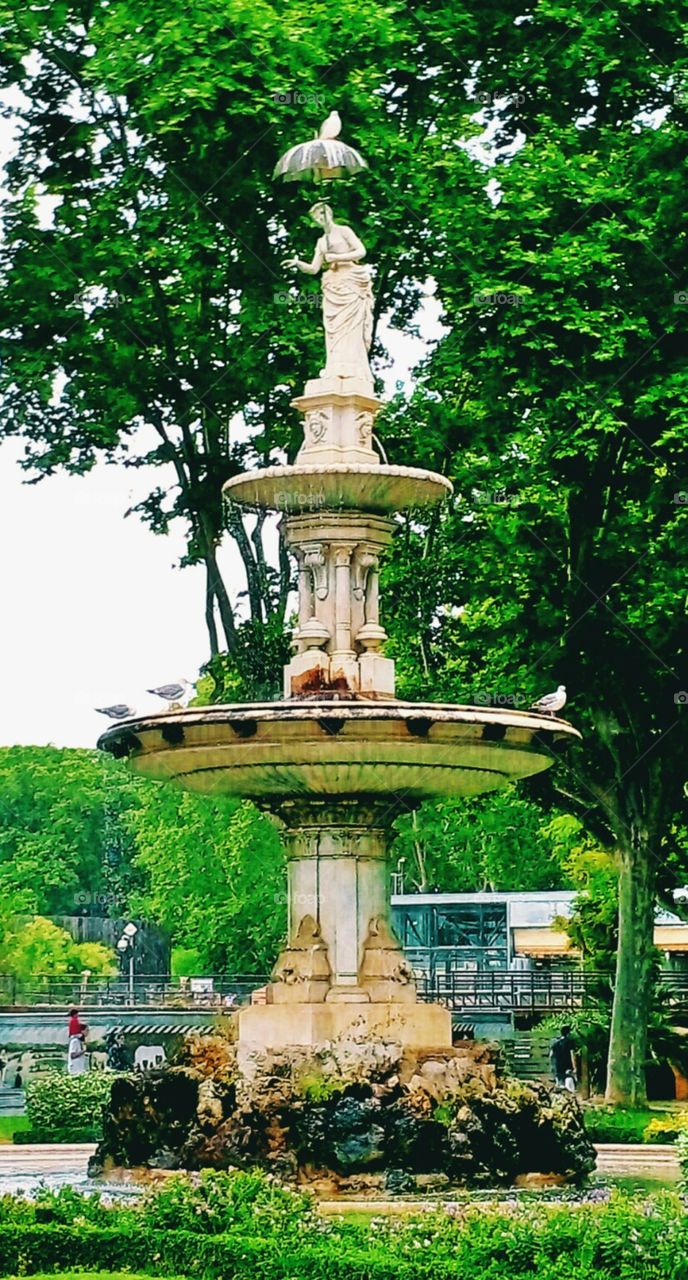 Dona del paraigües. An sculpture in Barcelona city