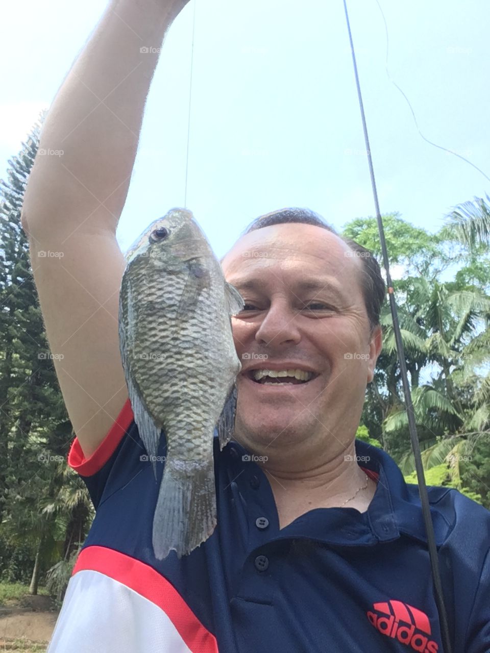 Pescaria boa é assim: voce registra o fato e mostra o peixe. Que bela tilápia! Vai estar saborosa....