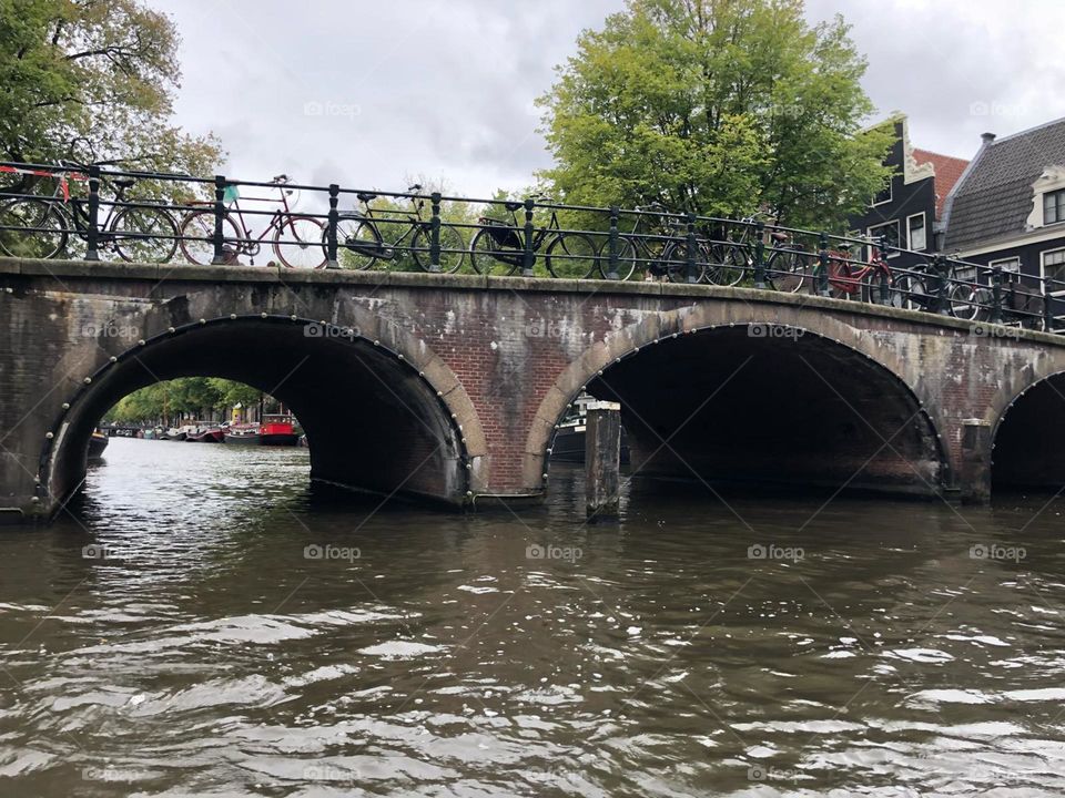 Eine der vielen schönen Brücken in Amsterdam.