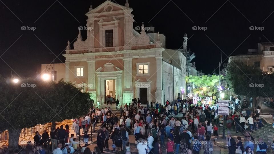 chiesa festa folla