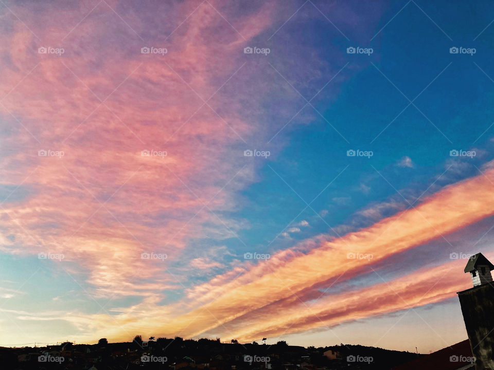 Nuvens coloridas (rosa e laranja) rasgando literalmente o céu. Nesta “segunda-feira gelada”, a natureza nos presenteia com essa linda paisagem!