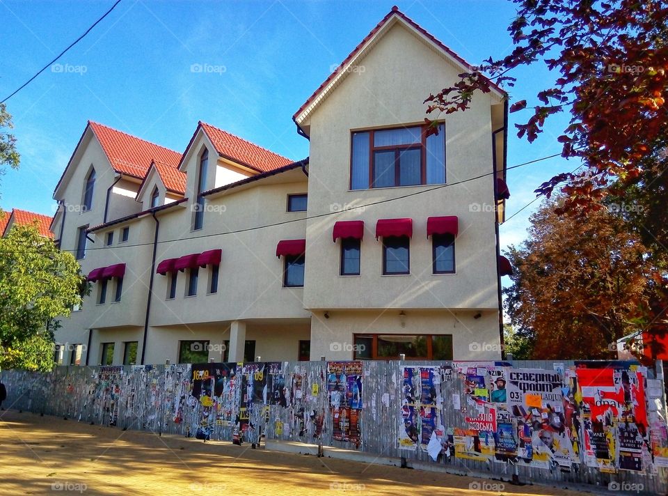 house with a beautiful fence дом с живописным забором
